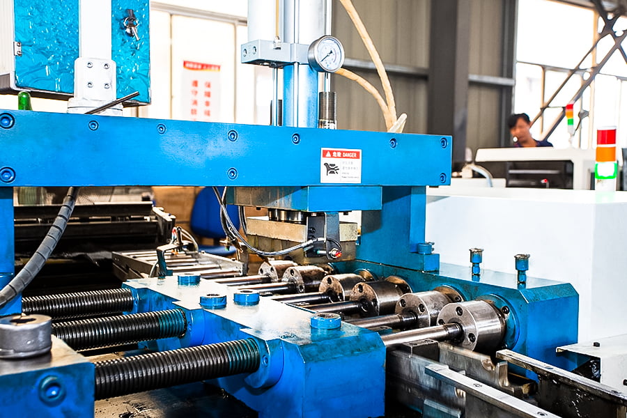 Hydraulpress med 28 rörsportar